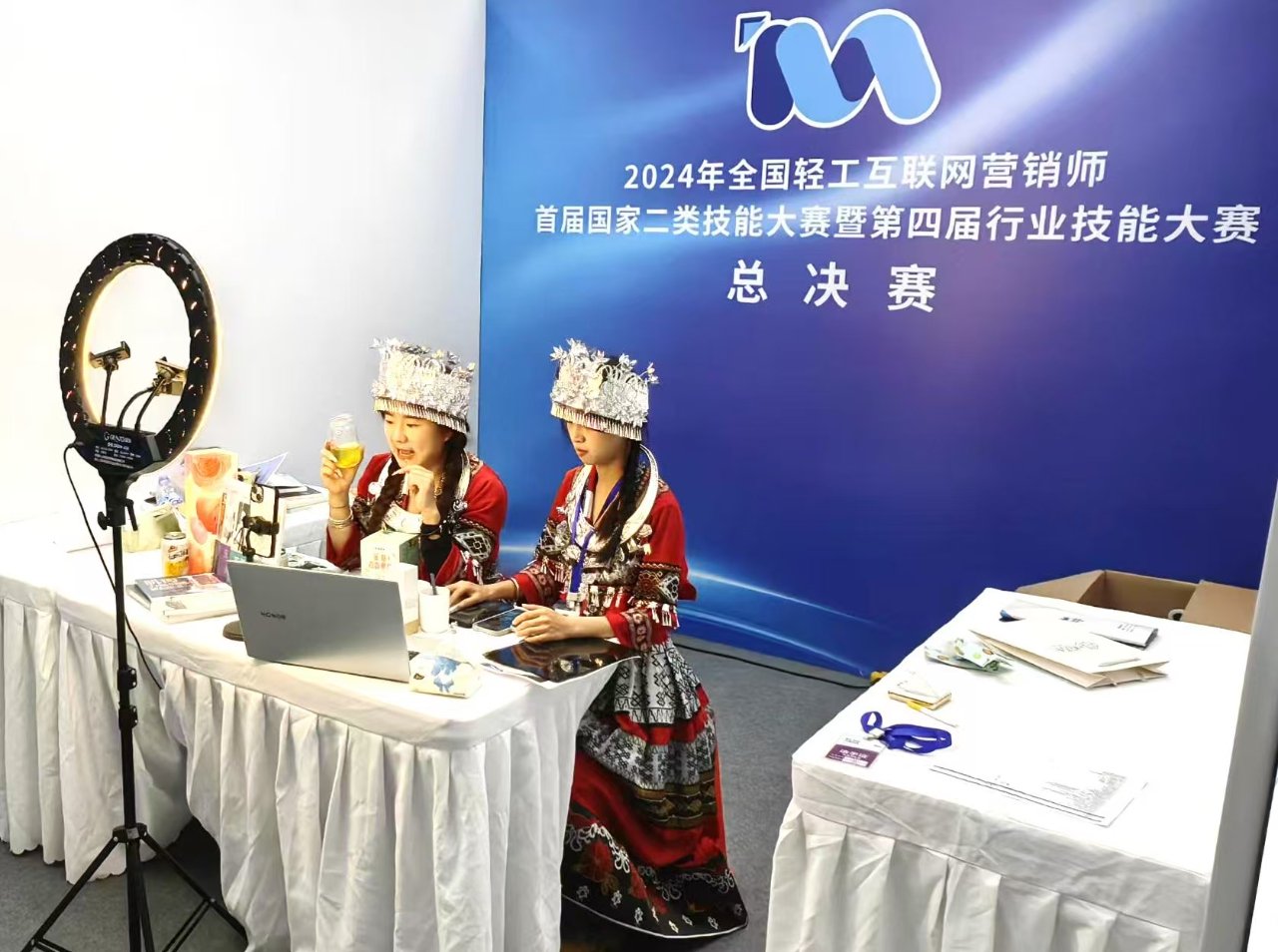 掌上乾坤映江山 2024年全国轻工互联网营销师总决赛视角下的日用百货销售革新之路